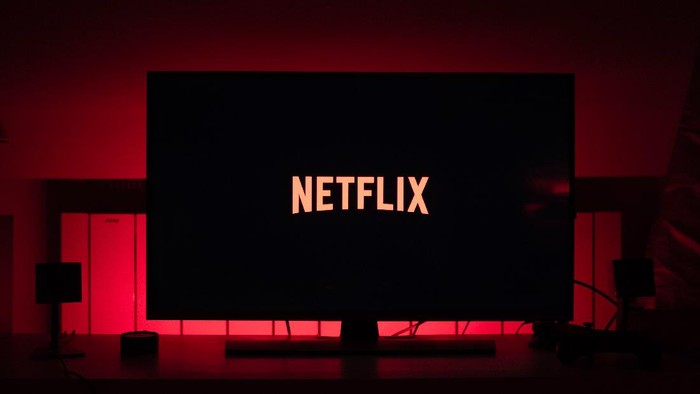 Netflix: Mengubah Cara Kita Menonton, Tapi Apakah Selalu Positif?