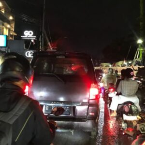 Macet Parah di HOS Cokroaminoto Tangerang: Jalan Rusak dan Proyek Plawad Jadi Biang Kerok