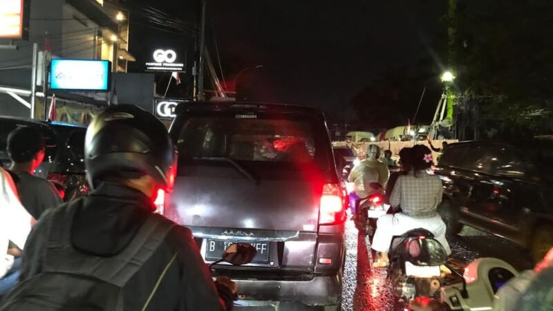 Macet Parah di HOS Cokroaminoto Tangerang: Jalan Rusak dan Proyek Plawad Jadi Biang Kerok