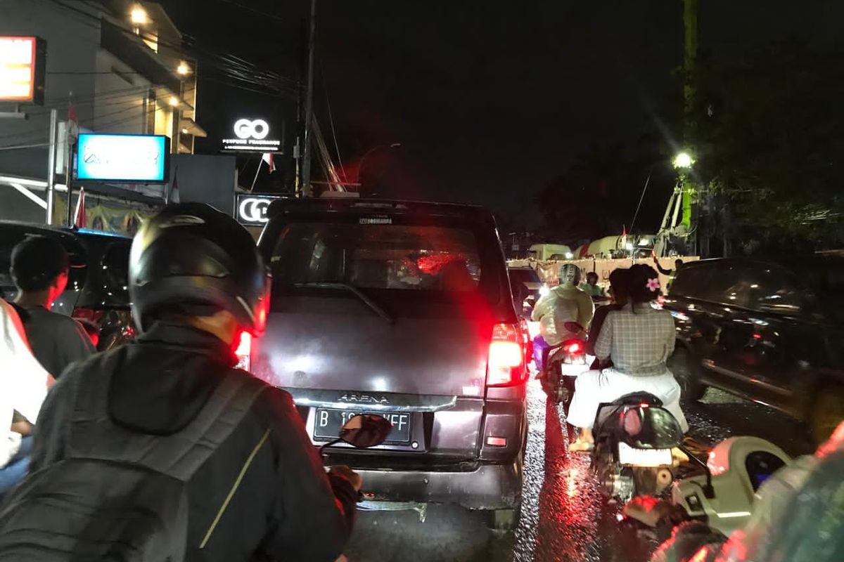 Macet Parah di HOS Cokroaminoto Tangerang: Jalan Rusak dan Proyek Plawad Jadi Biang Kerok