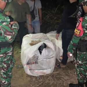 Judul: Satgas Pamtas RI-Malaysia Gagalkan Penyelundupan 5 Karung Balpres di Perkebunan Sawit Sebatik, Berkat Laporan Warga