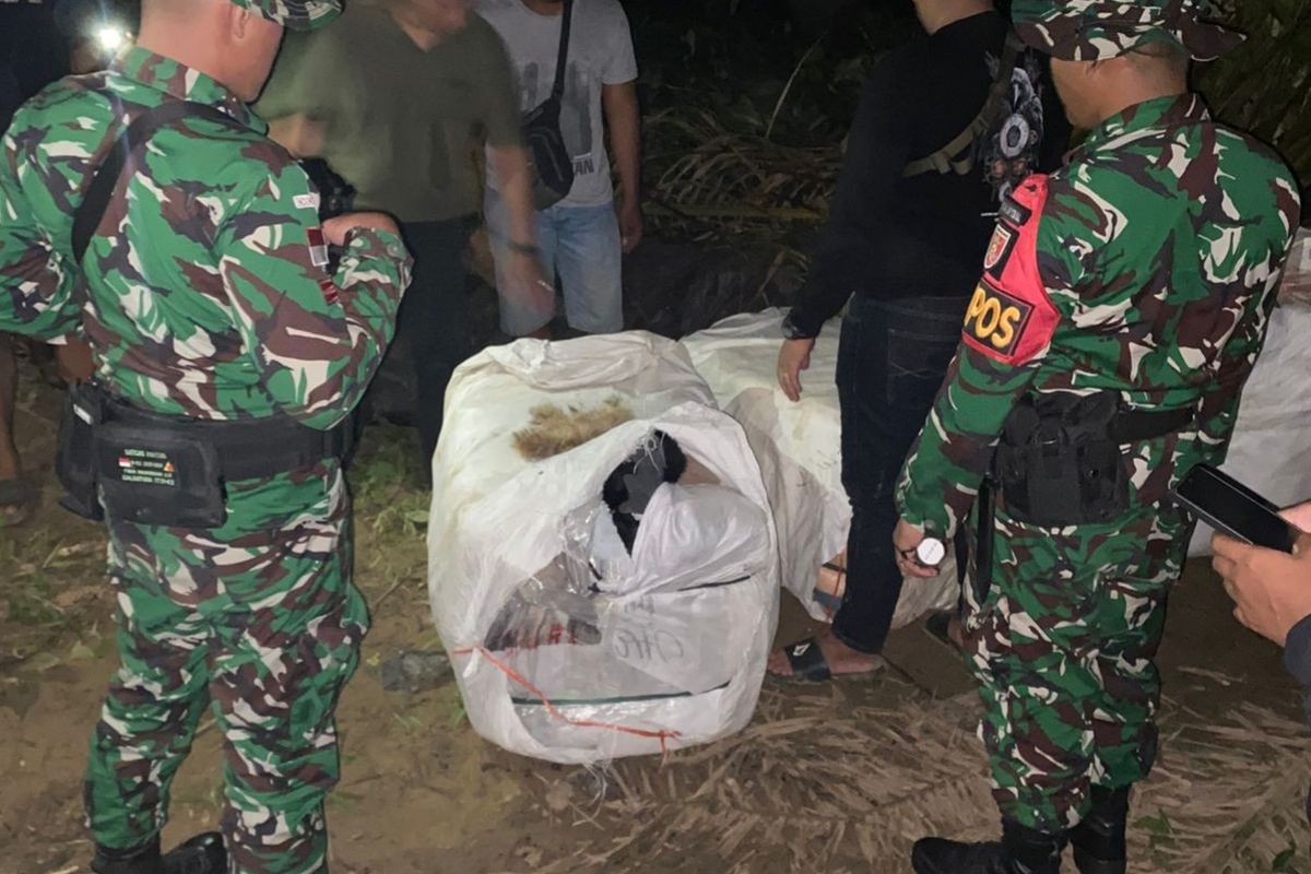 Judul: Satgas Pamtas RI-Malaysia Gagalkan Penyelundupan 5 Karung Balpres di Perkebunan Sawit Sebatik, Berkat Laporan Warga