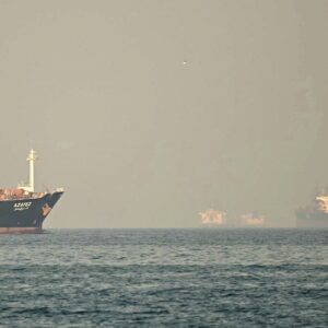 Konflik Selat Hormuz: Kapal Perusak AS Melumpuhkan Kapal Kargo Iran dalam Upaya Penegakan Blokade